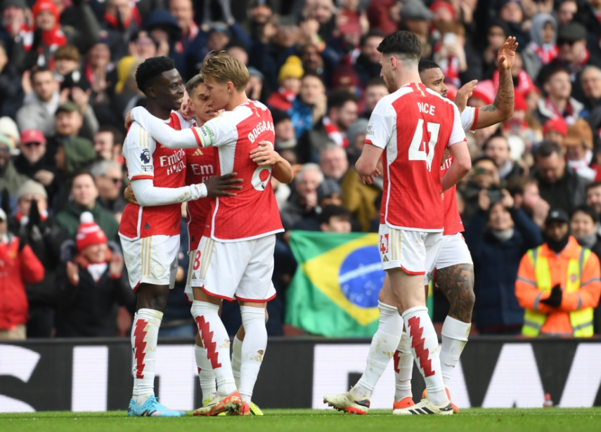 El Arsenal golea 5-0 al Crystal Palace y alimenta sus esperanzas de título